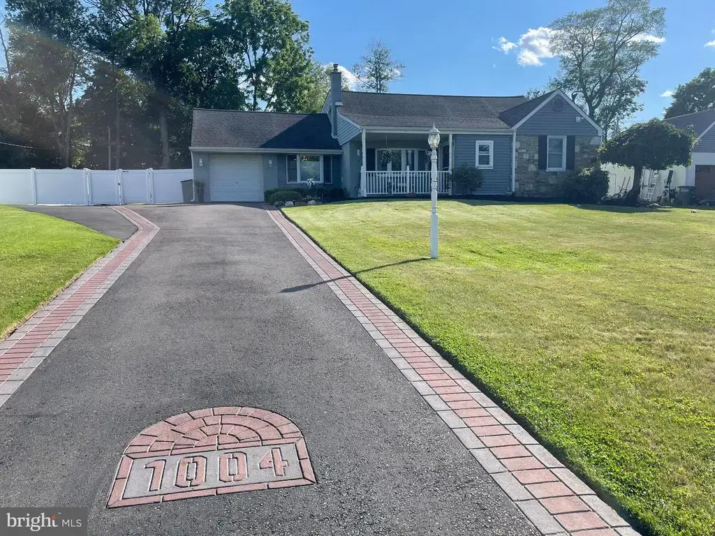 1004 Hillside Dr, SOUTHAMPTON