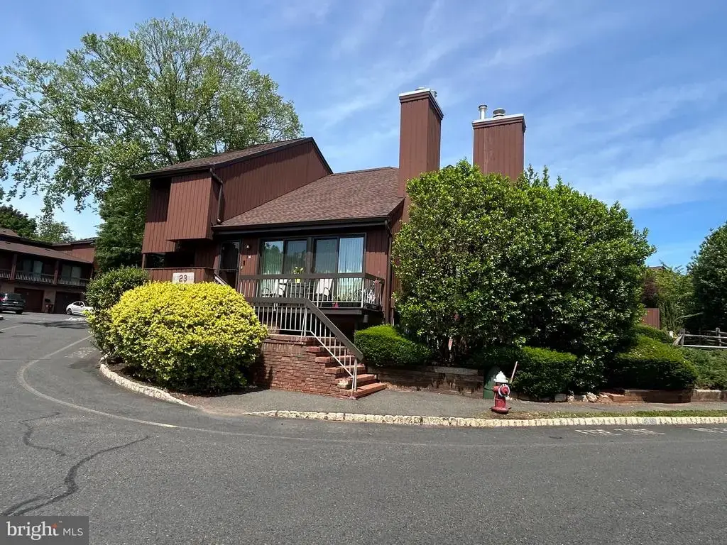 23 Bloomingdale Dr #apt. 1a, HILLSBOROUGH