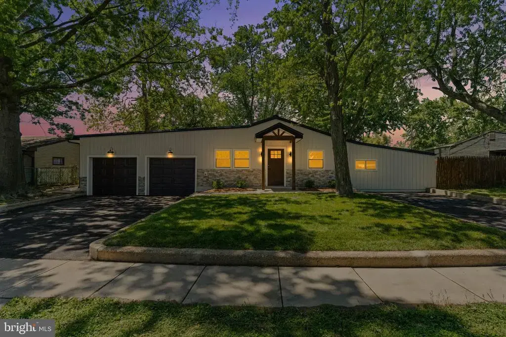 55 Balsam Rd, LEVITTOWN
