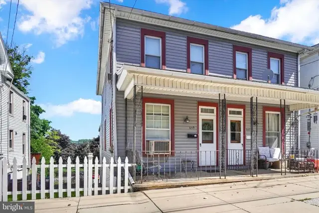 659 W Broadway, Red Lion