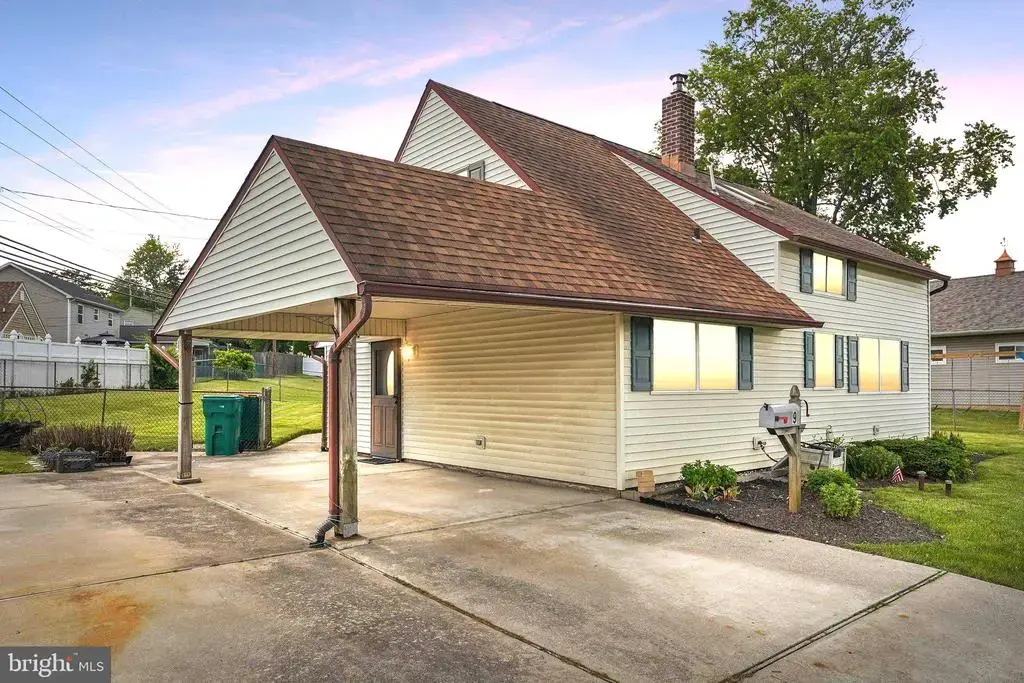 9 Rustleaf Ln, LEVITTOWN