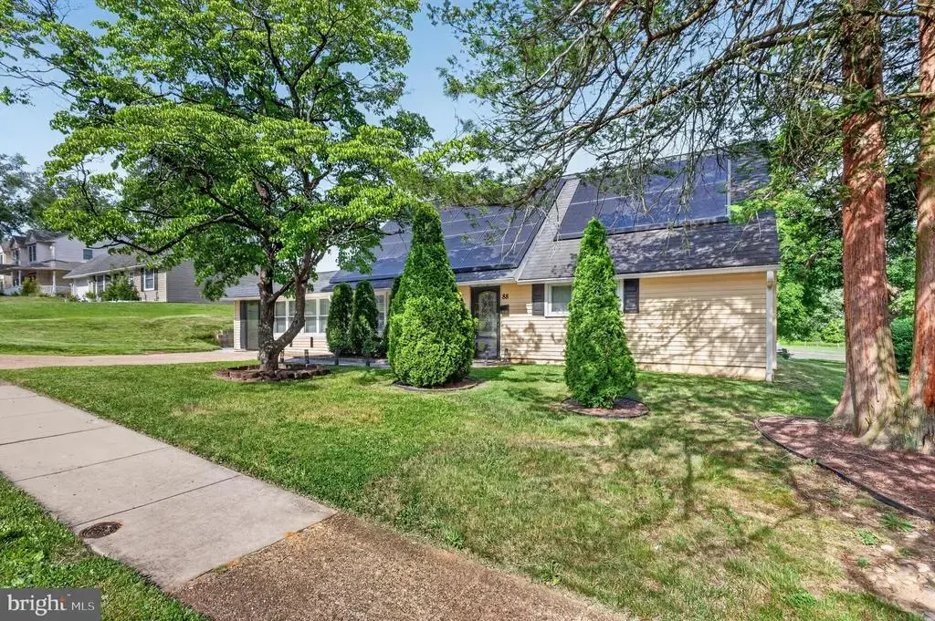 88 Cobalt Cross Rd, LEVITTOWN