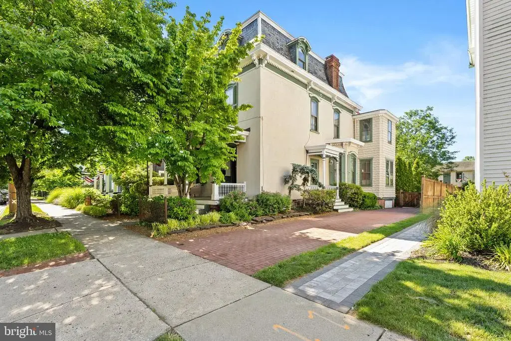204 E Washington Ave, NEWTOWN