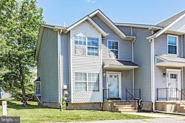 222 Britain Ct, Newark