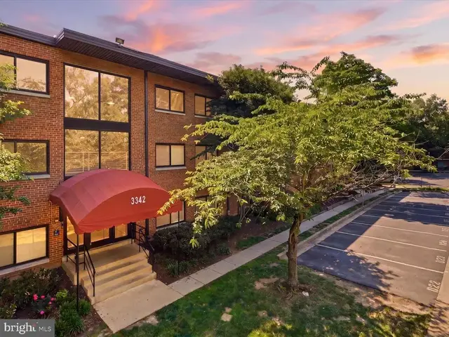 3342 S 28th St #202, Alexandria