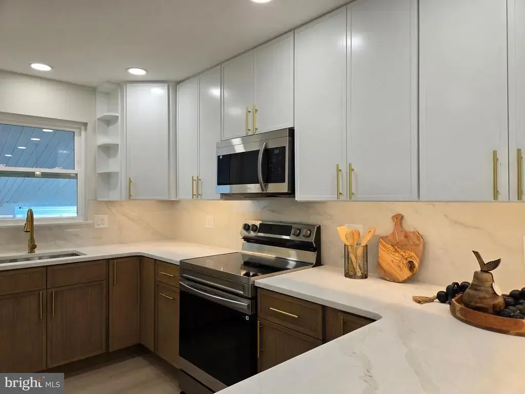 10 Linden Ln, LEVITTOWN