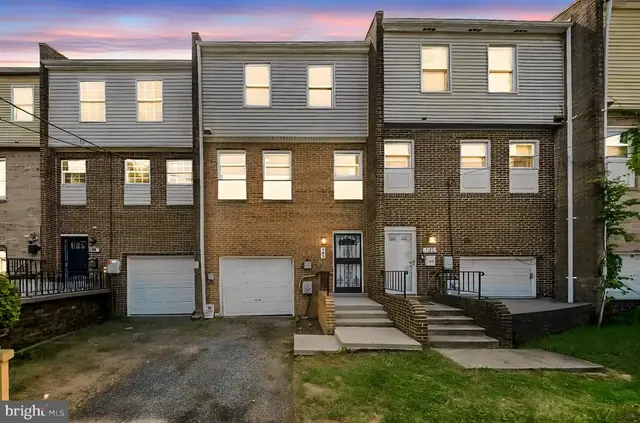 907 Barnaby St Se, Washington