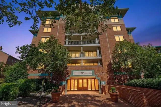 610 N West St #406, Alexandria