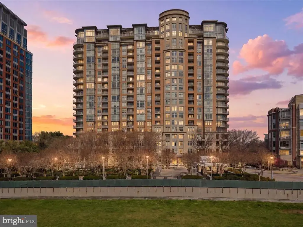 8220 Crestwood Heights Dr #206, MCLEAN