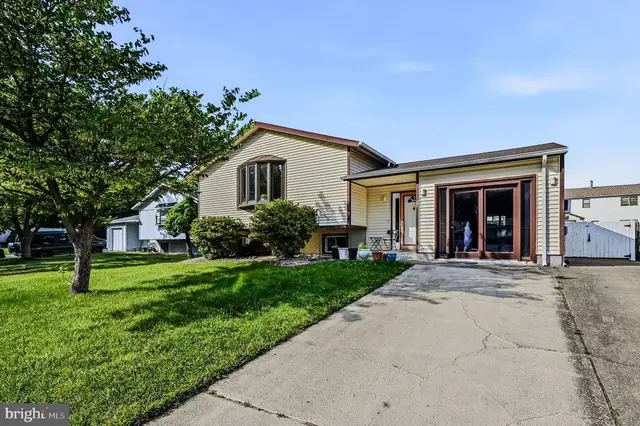 34 Robert Oakes Dr, Newark