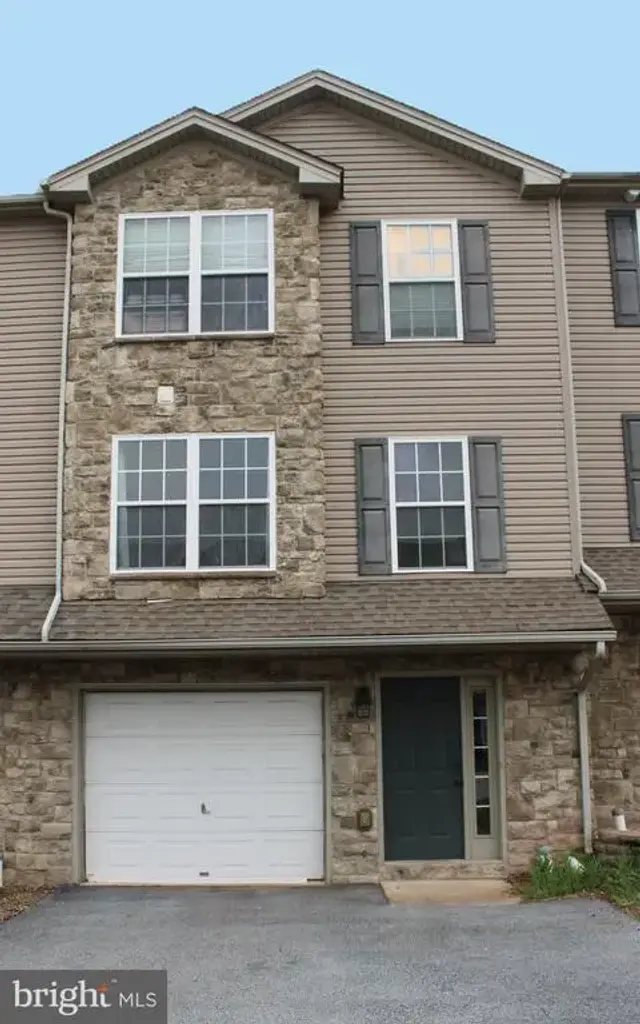 825 Rachel Dr, York