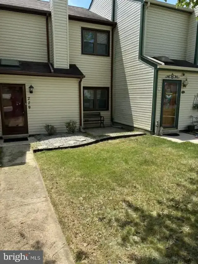 229 E Green Valley Cir, Newark
