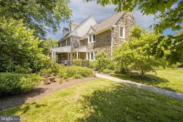 324 Holmecrest Rd, Jenkintown