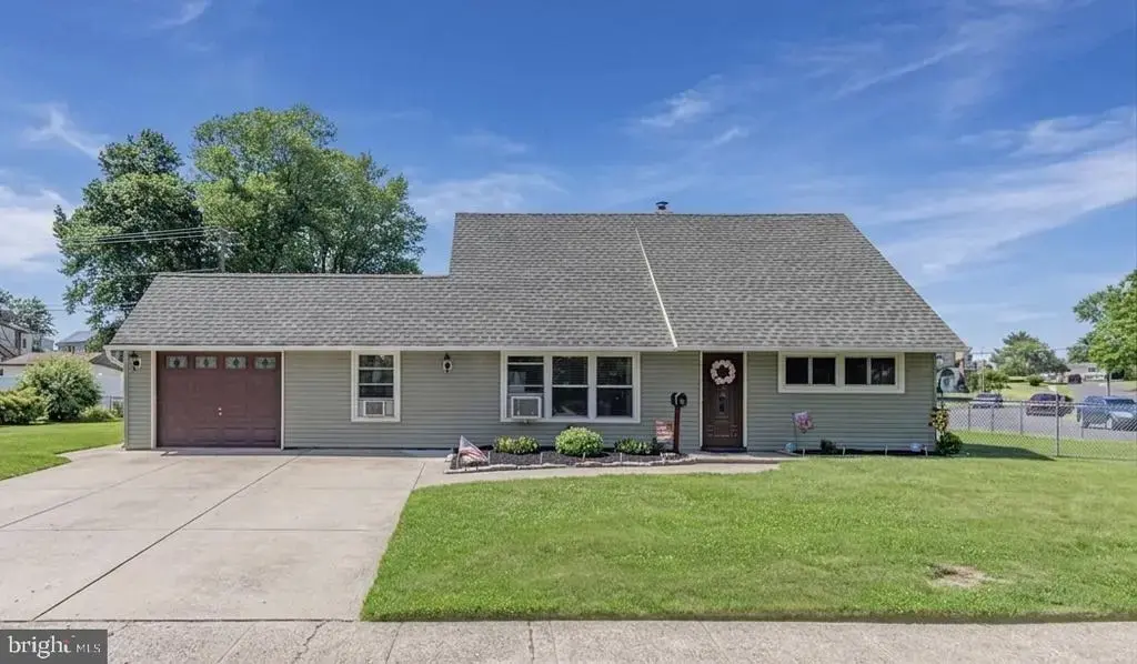 46 Twin Oak Dr, LEVITTOWN