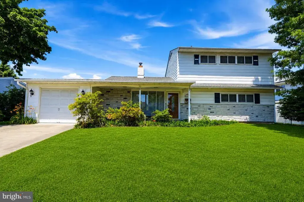 23 Shelter Ln, LEVITTOWN