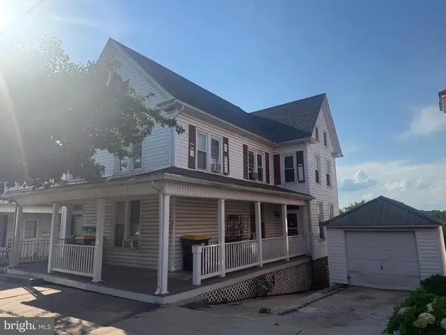 515 W Broadway, Red Lion