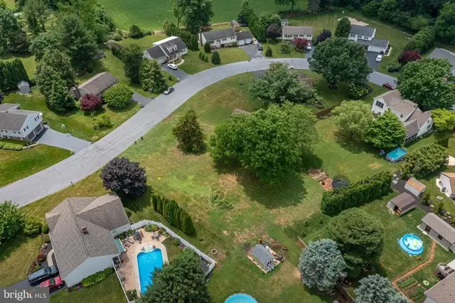 734 Pleasant Dr, New Holland