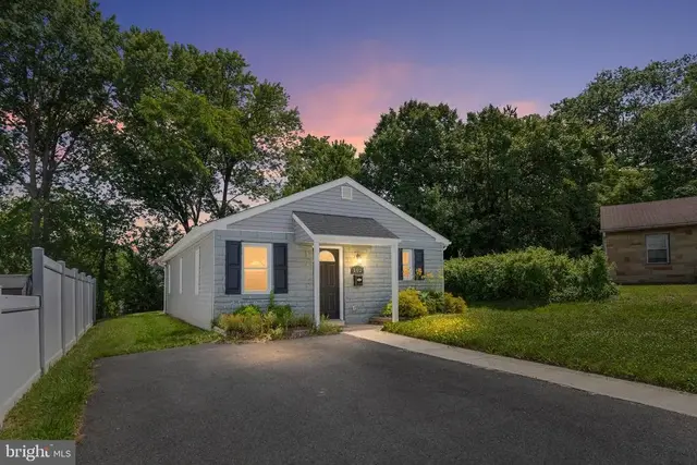 102 Oval Cir, Wilmington