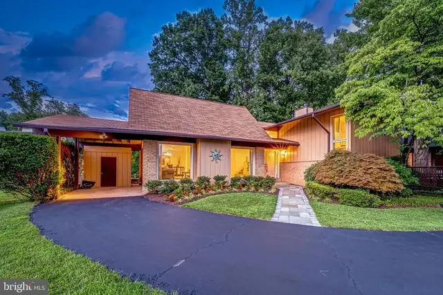 7802 Wincanton Ct, Falls Church