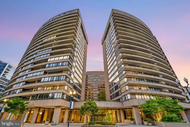 1300 Crystal Dr #606s, Arlington