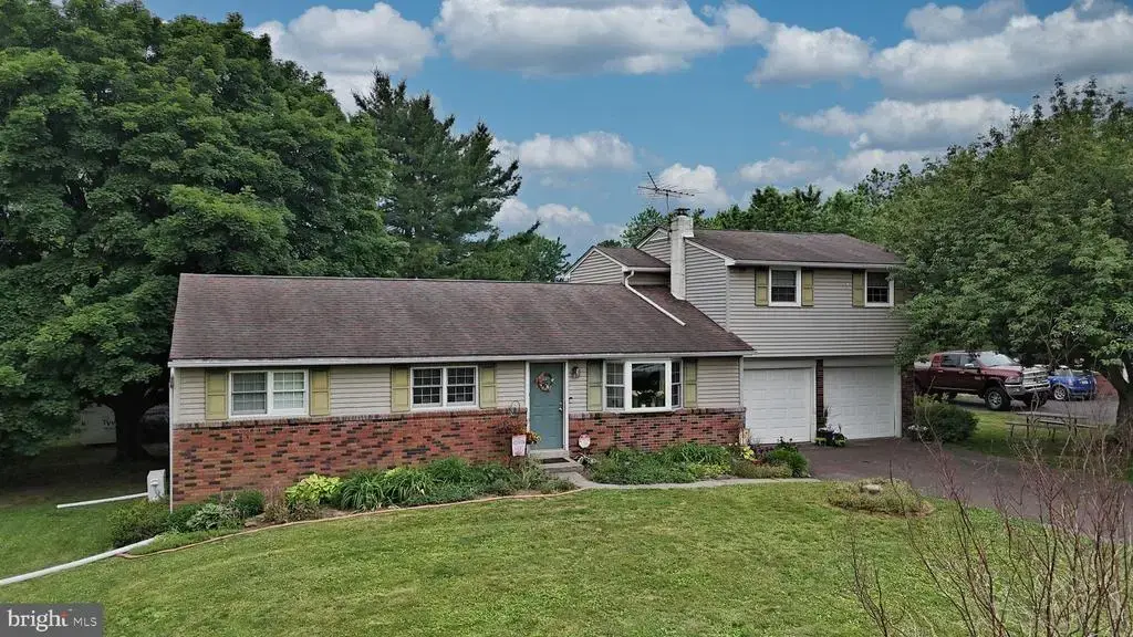238 W Schwenkmill Rd, PERKASIE