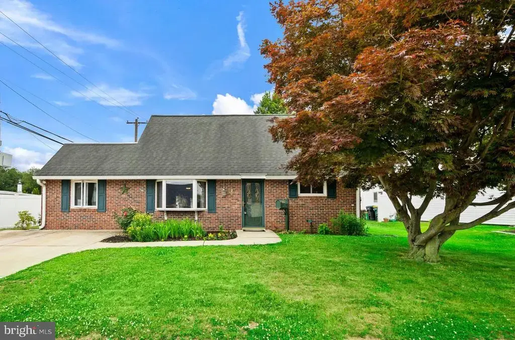 7 Misty Pine Rd, LEVITTOWN