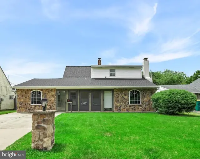 51 Nickelhill Ln, Levittown