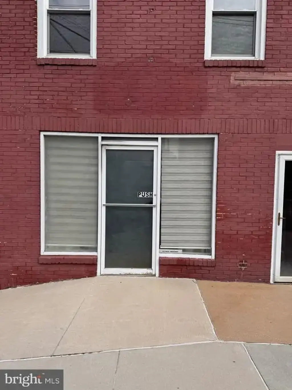 141-143 W Broadway, RED LION