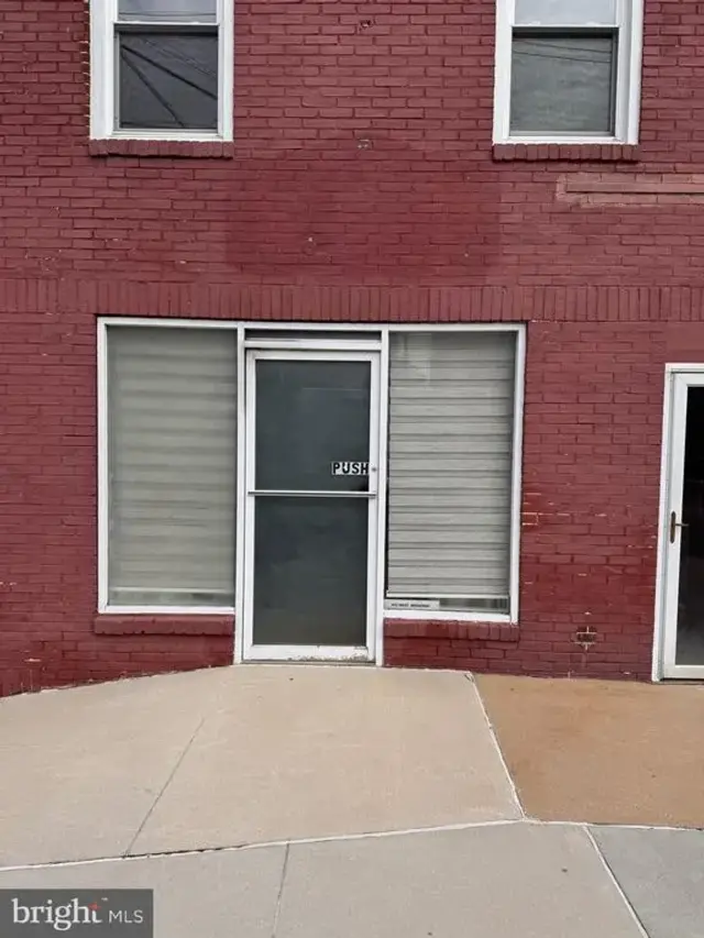 141-143 W Broadway, Red Lion