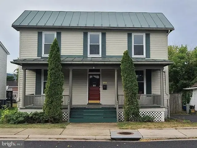214 E Queen St, Strasburg