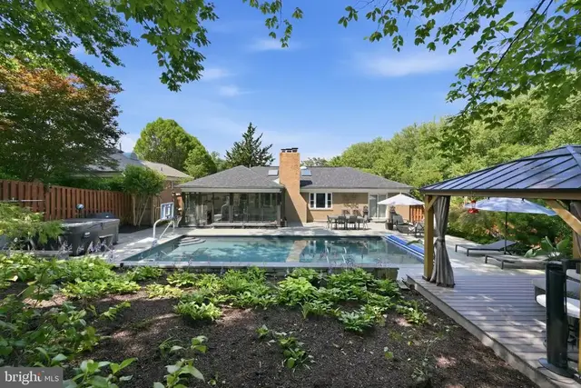 3008 Dogwood St Nw, Washington