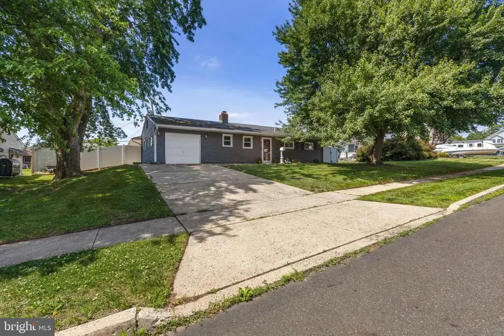 49 Meadow Ln, LEVITTOWN
