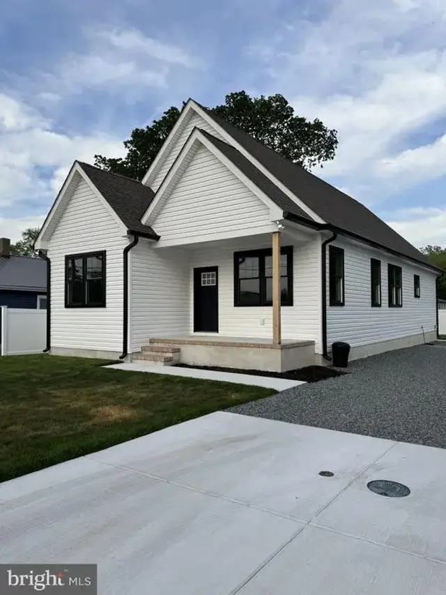 110 N School St, Greensboro