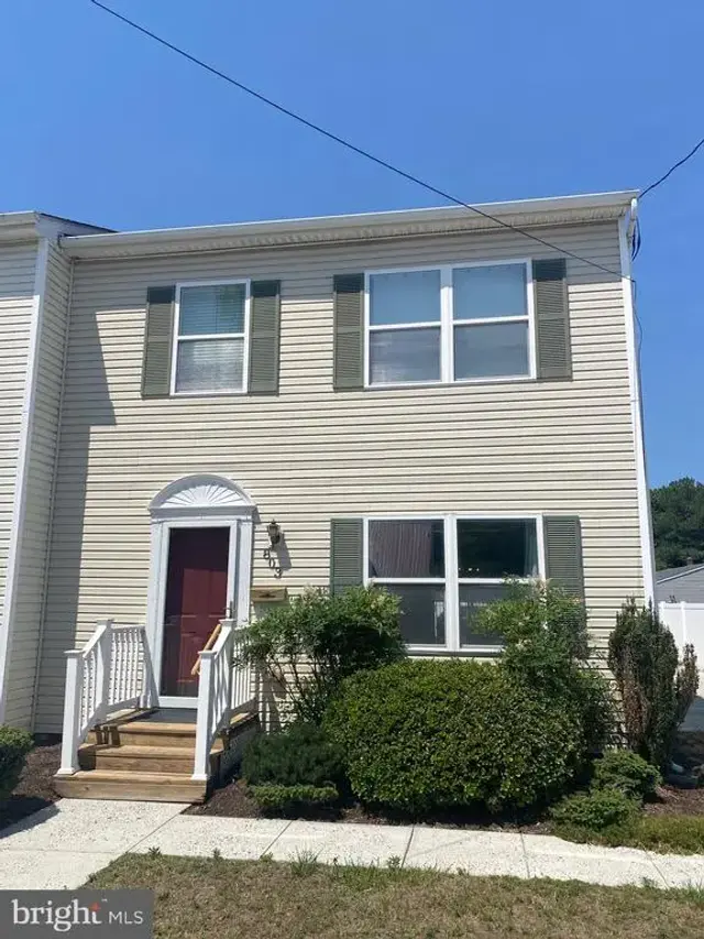 803 S Market St, Blades