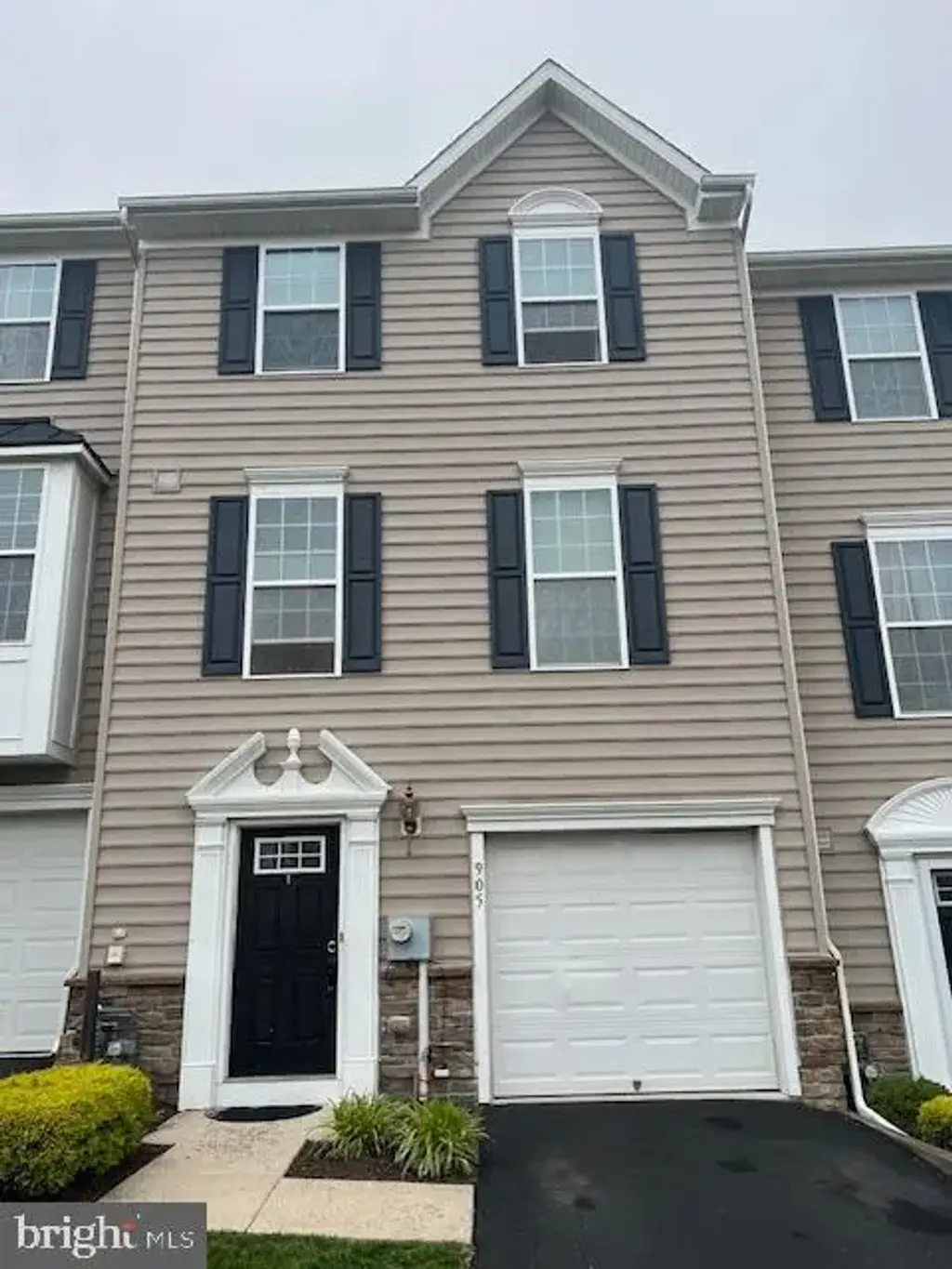 905 Susan Cir, NORTH WALES