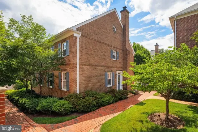 1039 N Pitt St, Alexandria