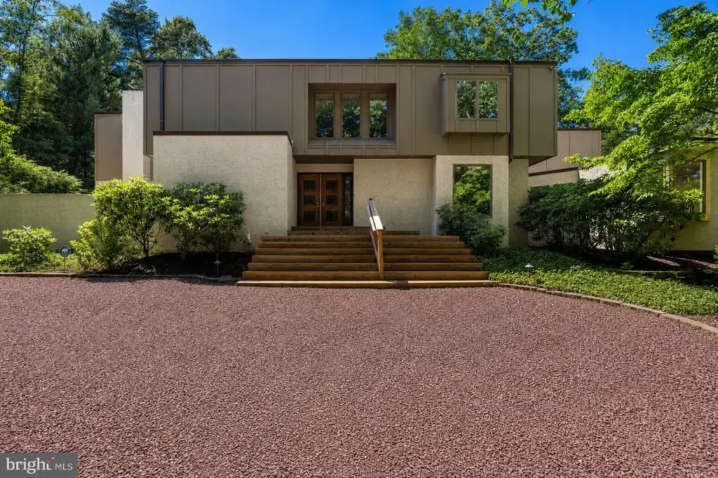 11 Pinecrest Dr, MEDFORD
