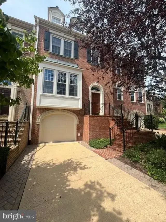 6323 Barcroft Mews Dr, Falls Church