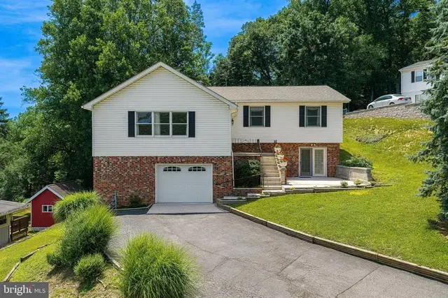 608 Wellington Ln, Cumberland