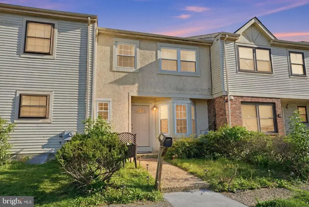 272 Hudson Ct, SOUTHAMPTON
