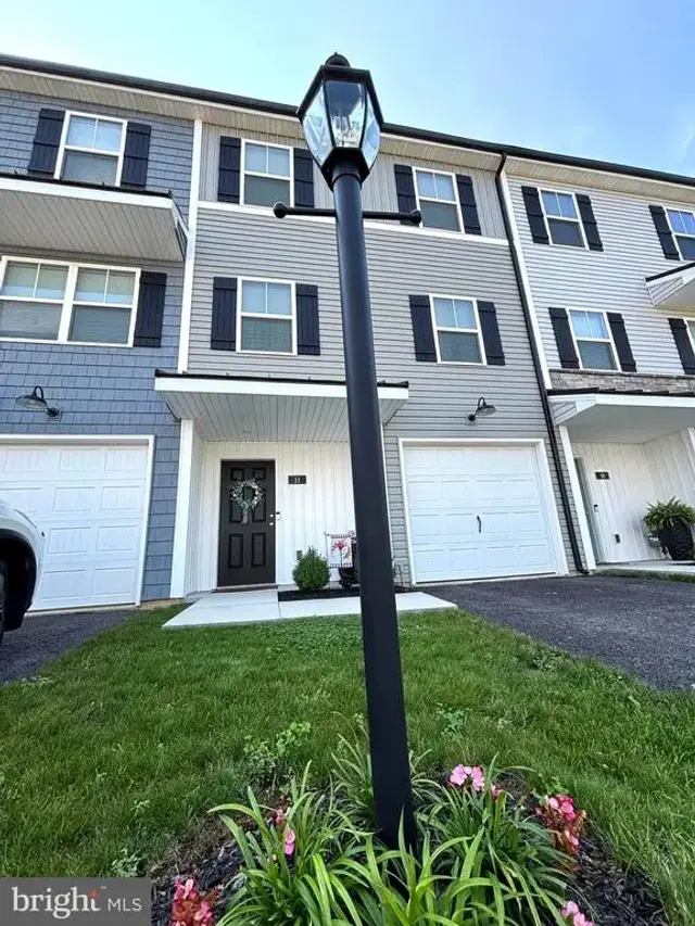 11 Landing Pl, York