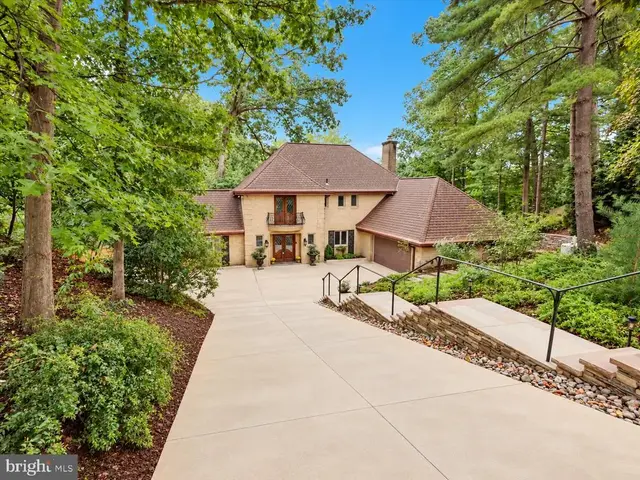 3431 Greentree Dr, Falls Church