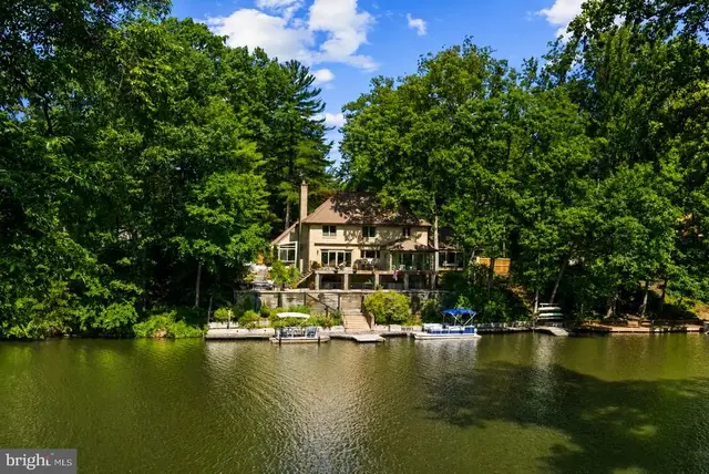 3431 Greentree Dr, Falls Church