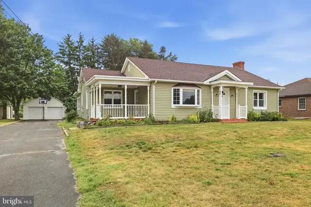 111 School Pl, Milford