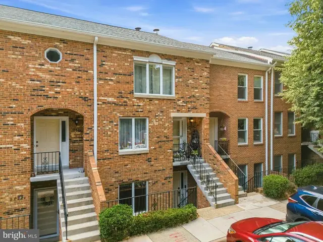 3770-a Madison Ln, Falls Church