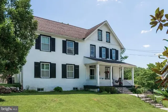12 Alexis Ln, Malvern