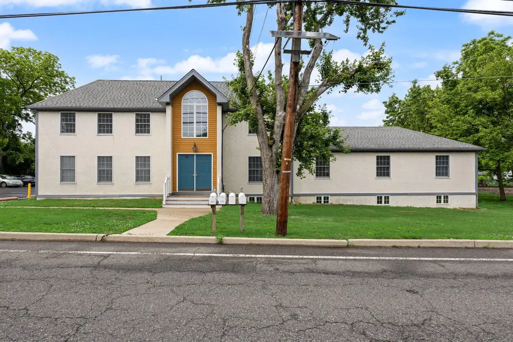 715 E Main St, MOORESTOWN
