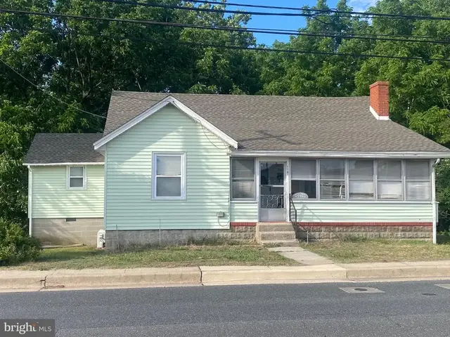 1101 W 6th St, Laurel