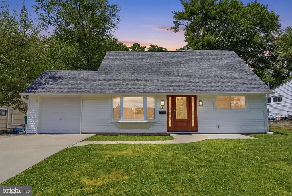 31 Vermillion Ln, LEVITTOWN