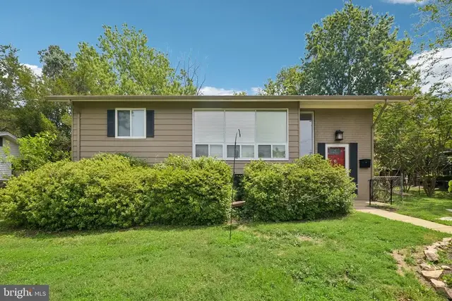 4957 Regina Dr, Annandale
